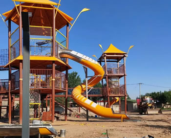 【陸地】無動力攀爬旋轉(zhuǎn)滑道游樂設(shè)備廠家