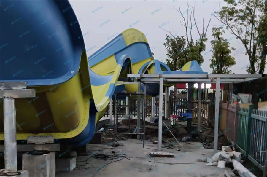 小喇叭水上滑梯