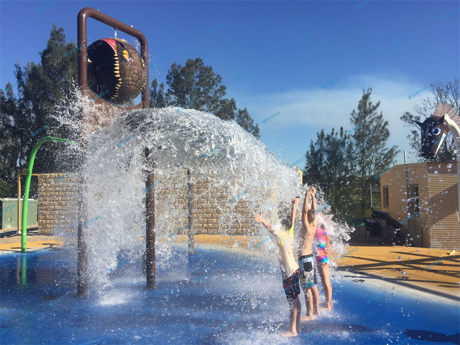 充氣水上樂園具有無需專用場地的特點-7870