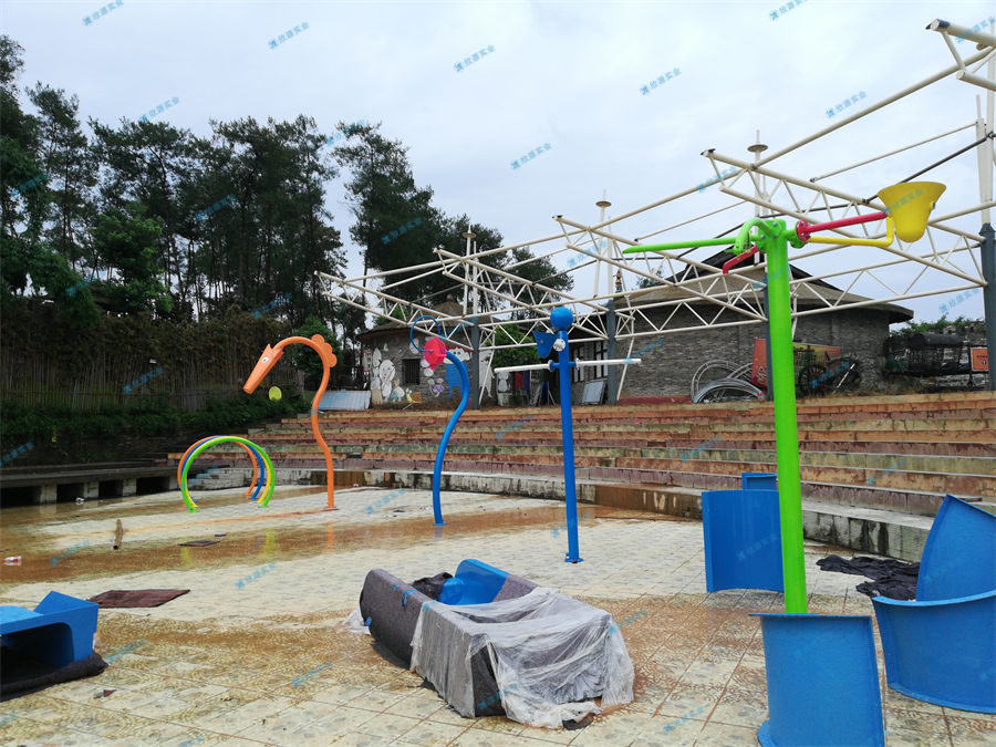 乘坐水上游樂(lè)設(shè)施一定要注意安全-7880