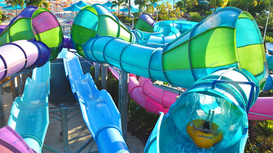 水上游樂(lè)設(shè)備兼顧美觀和實(shí)用性